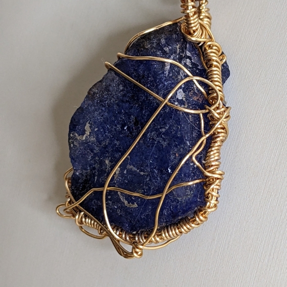 86.40 Carats Solid Rough SAPPHIRE Handcrafted Gold Plated Wire Pendant - Picture 4 of 8